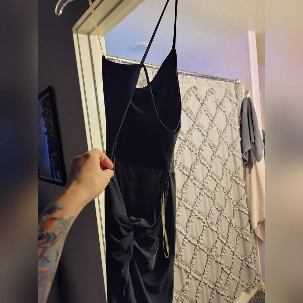 Never worn LBD with open back, in excellent condition. - Picture 3 of 4